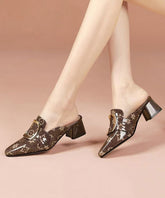 Elegante Slide-Sandalen aus geprägtem, dickem braunem Rindsleder